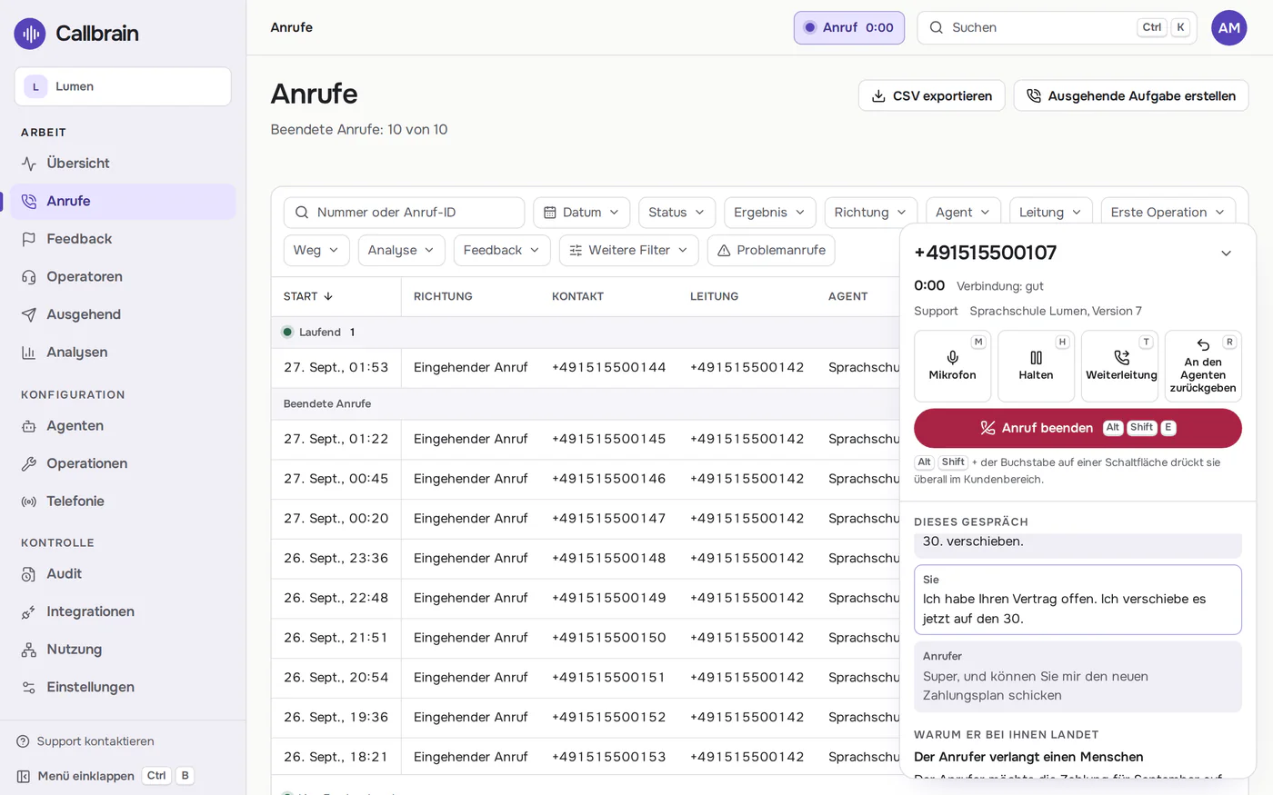 Das Callbrain-Softphone über der Anrufliste während eines weitergeleiteten Anrufs: der Anrufgrund, das Live-Transkript und die Anrufsteuerung