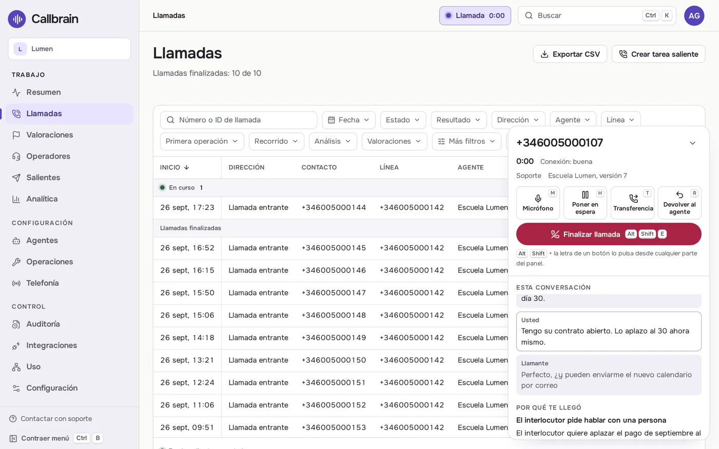 El softphone de Callbrain sobre la lista de llamadas durante una transferencia: el motivo de la llamada, la transcripción en vivo y los controles