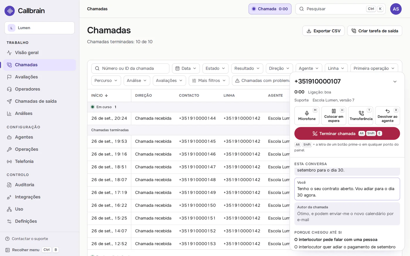 O softphone da Callbrain sobre a lista de chamadas durante uma transferência: o motivo da ligação, a transcrição ao vivo e os controles da chamada